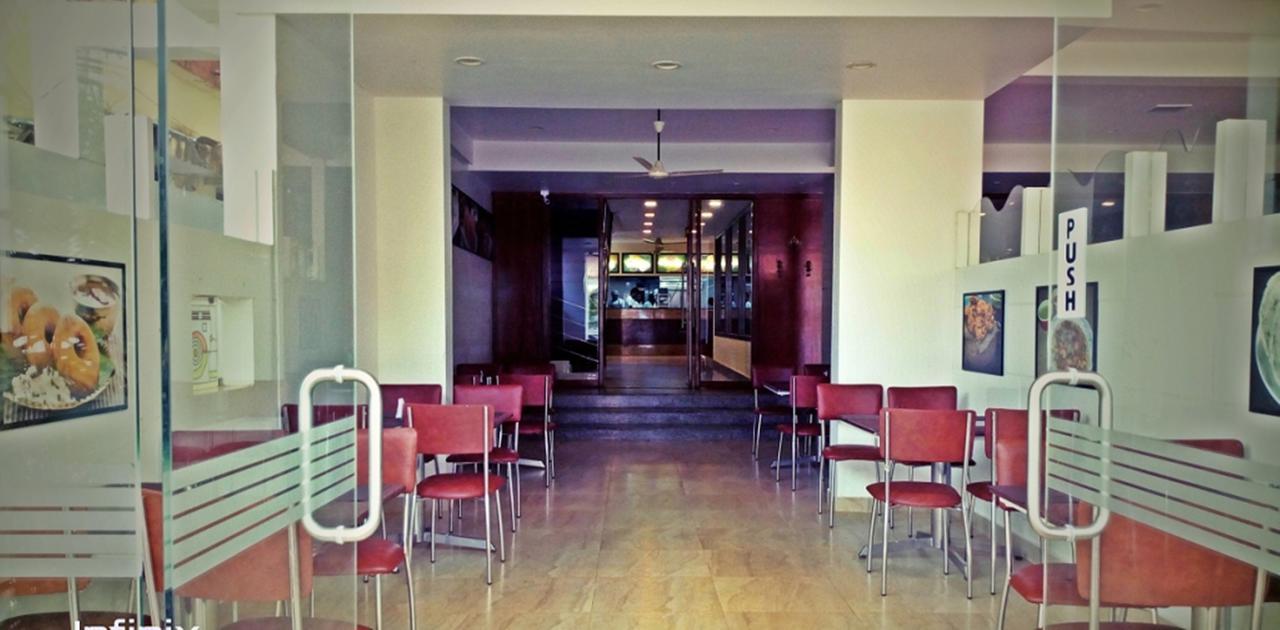 Hotel Mookambika Palace Kollúru Kültér fotó